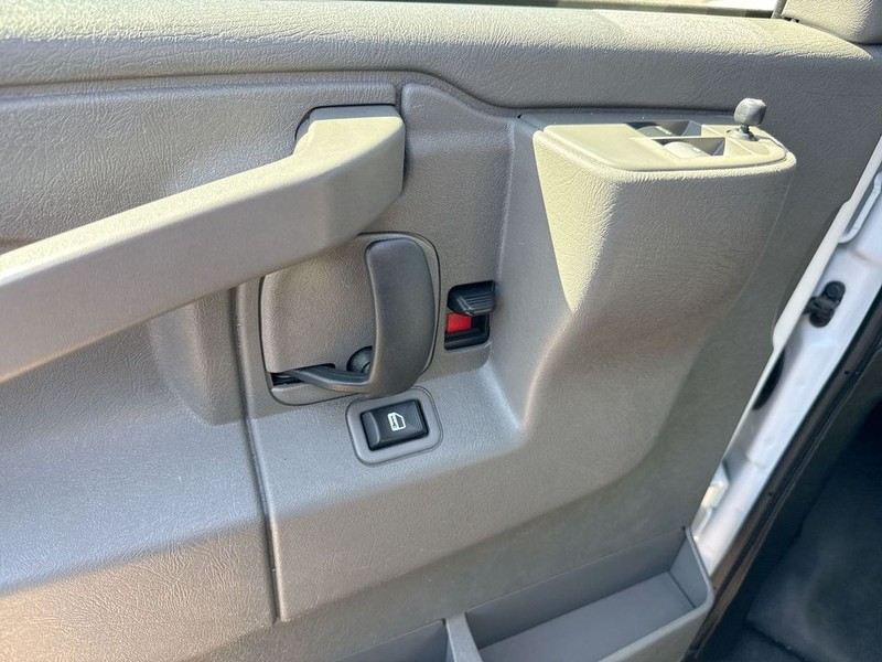 Chevrolet Express Passenger Vehicle Full-screen Gallery Image 27