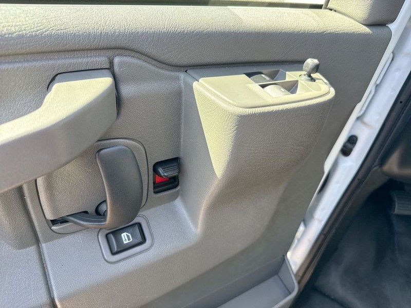 Chevrolet Express Passenger Vehicle Full-screen Gallery Image 28