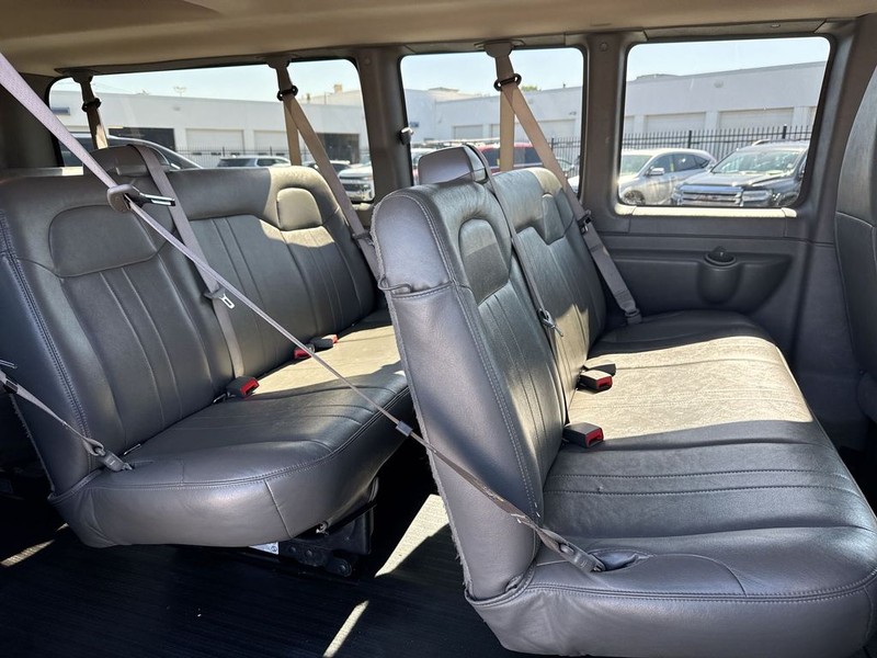 Chevrolet Express Passenger Vehicle Full-screen Gallery Image 29