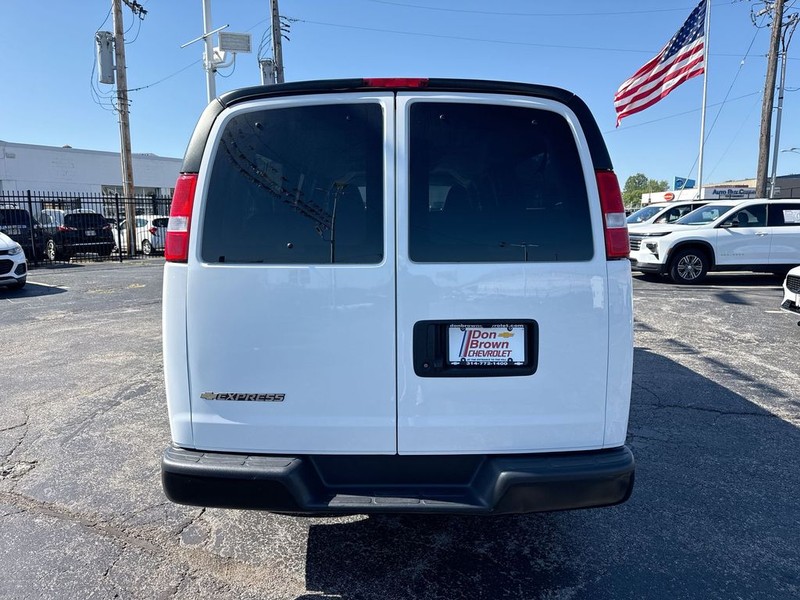 Chevrolet Express Passenger Vehicle Full-screen Gallery Image 30