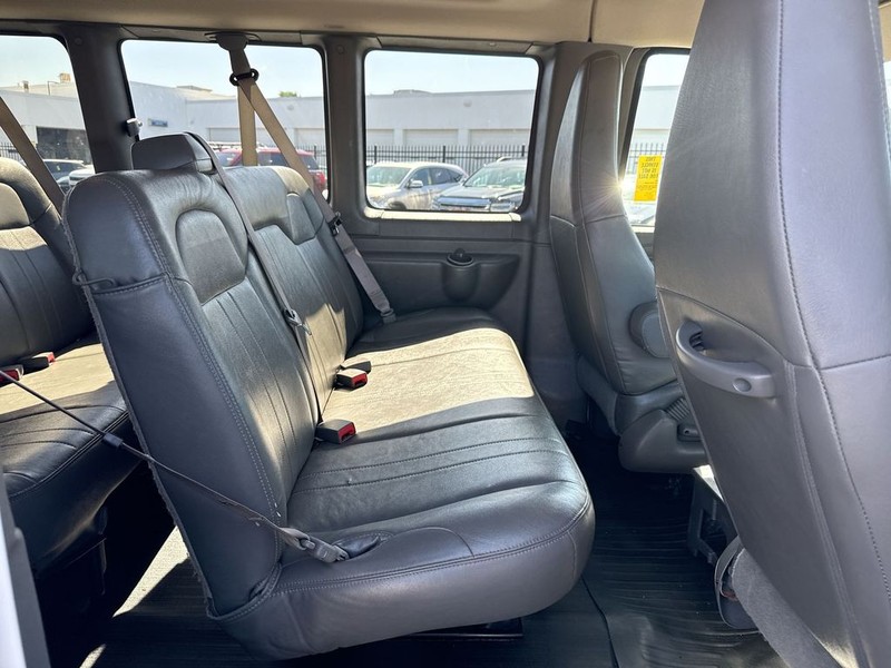 Chevrolet Express Passenger Vehicle Full-screen Gallery Image 31