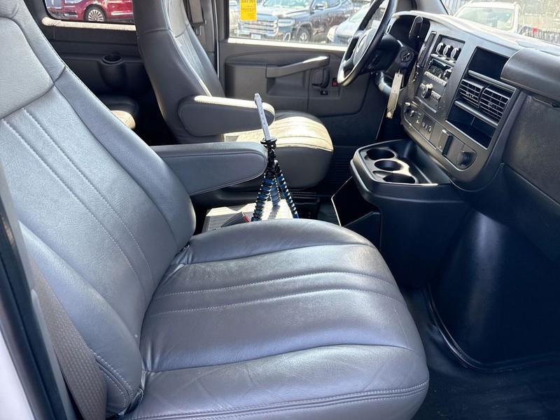 Chevrolet Express Passenger Vehicle Full-screen Gallery Image 32