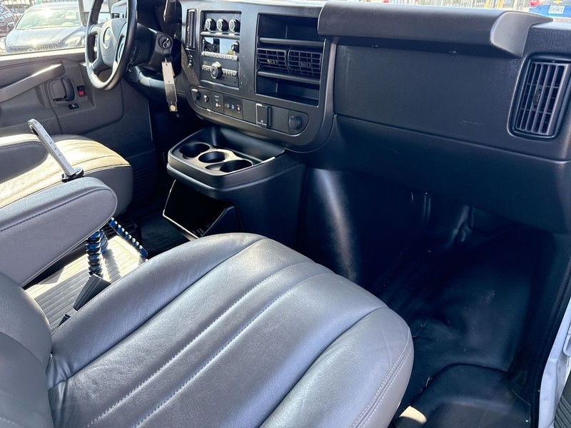 Chevrolet Express Passenger Vehicle Full-screen Gallery Image 33