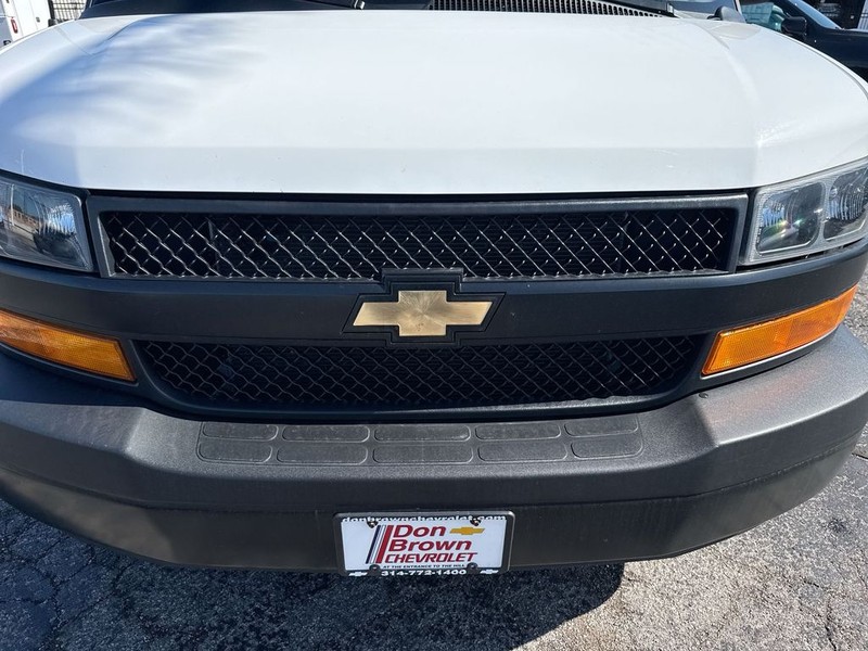 Chevrolet Express Passenger Vehicle Full-screen Gallery Image 35