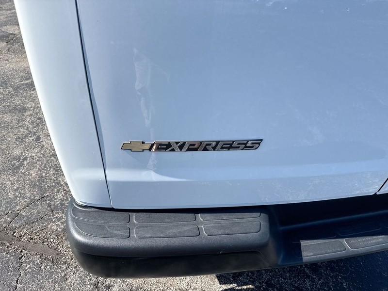 Chevrolet Express Passenger Vehicle Full-screen Gallery Image 36