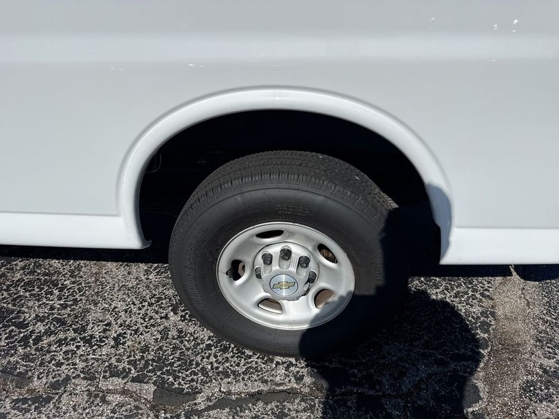 Chevrolet Express Passenger Vehicle Full-screen Gallery Image 37