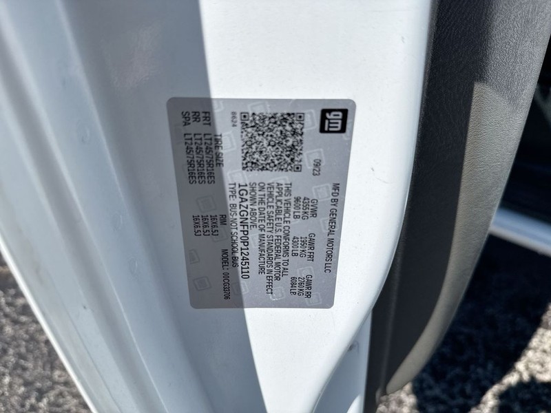 Chevrolet Express Passenger Vehicle Full-screen Gallery Image 38