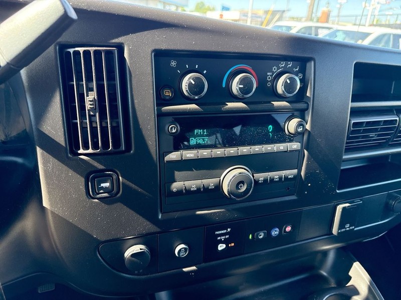 Chevrolet Express Passenger Vehicle Full-screen Gallery Image 39