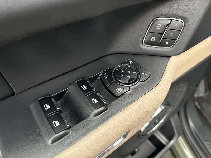 Ford Expedition Vehicle Full-screen Gallery Image 30