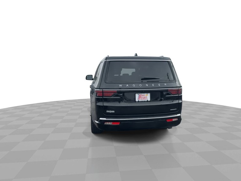 Jeep Wagoneer L Vehicle Full-screen Gallery Image 11