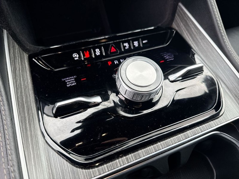 Jeep Wagoneer L Vehicle Full-screen Gallery Image 22