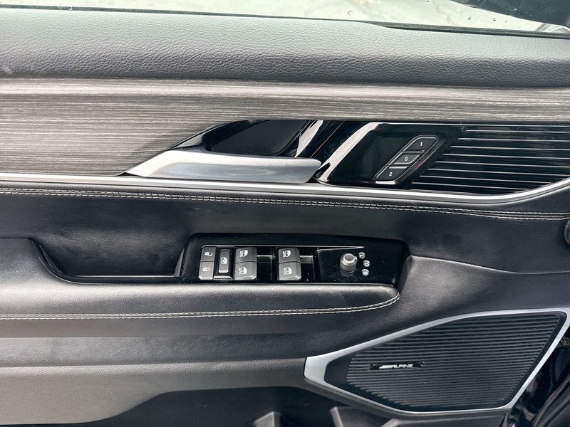 Jeep Wagoneer L Vehicle Full-screen Gallery Image 28