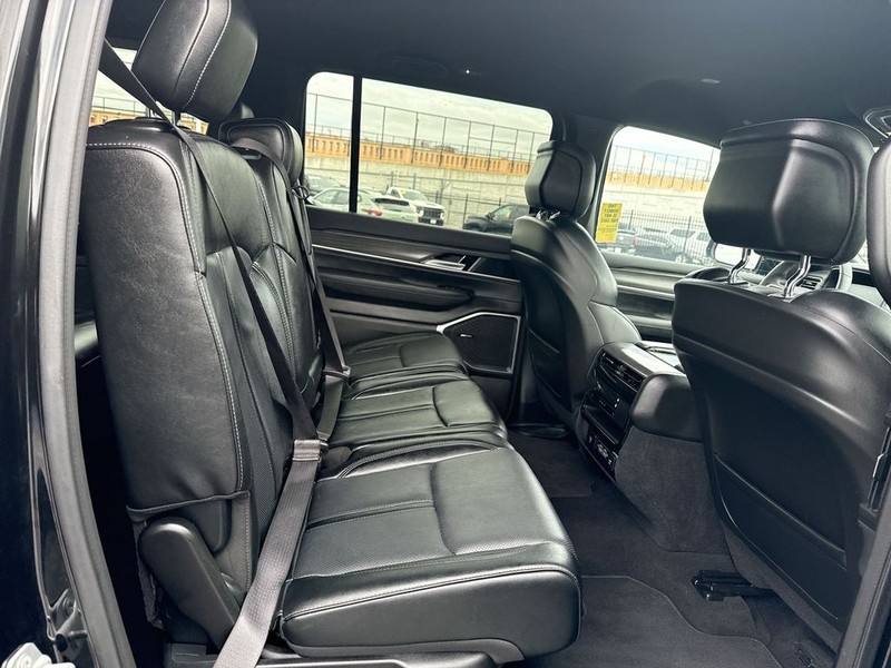 Jeep Wagoneer L Vehicle Full-screen Gallery Image 32