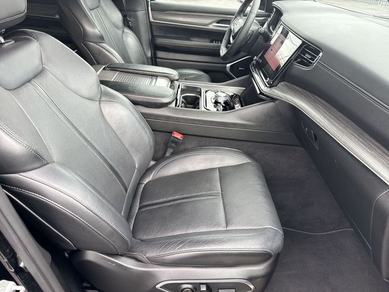 Jeep Wagoneer L Vehicle Full-screen Gallery Image 33