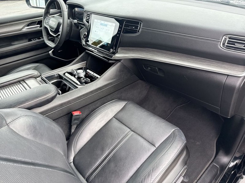 Jeep Wagoneer L Vehicle Full-screen Gallery Image 34