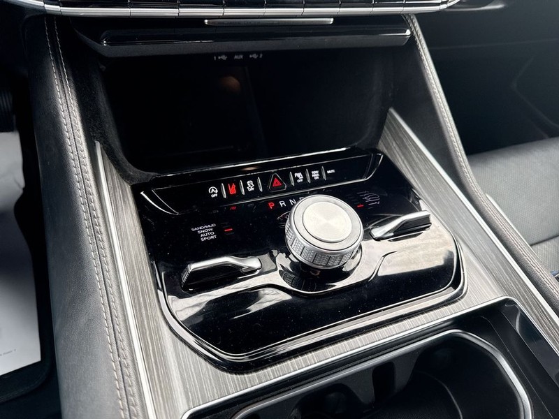 Jeep Wagoneer L Vehicle Full-screen Gallery Image 40