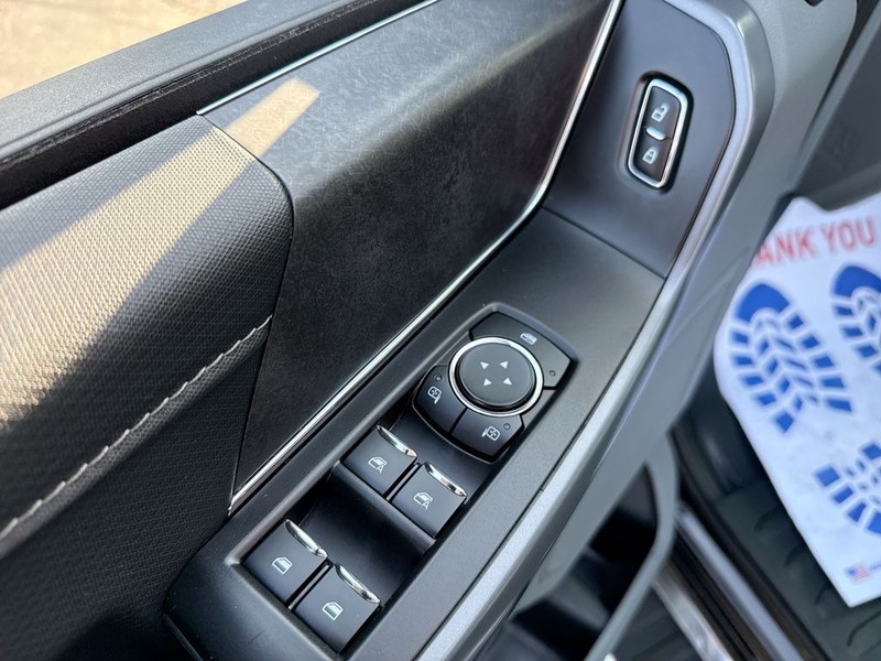 Ford F-150 Vehicle Full-screen Gallery Image 29