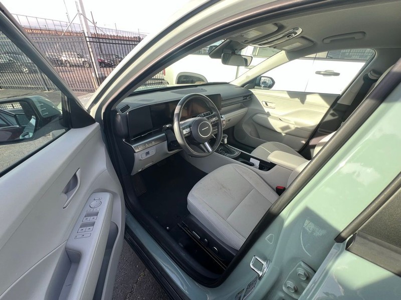 Hyundai Kona Vehicle Full-screen Gallery Image 7