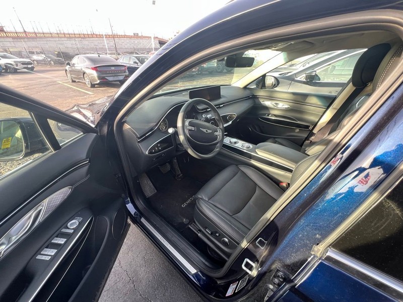 Genesis GV70 Vehicle Full-screen Gallery Image 7