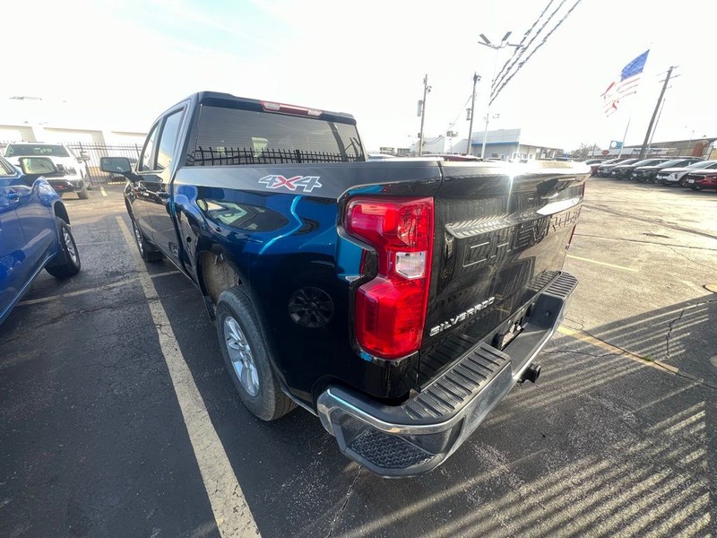 Chevrolet Silverado 1500 Vehicle Full-screen Gallery Image 4