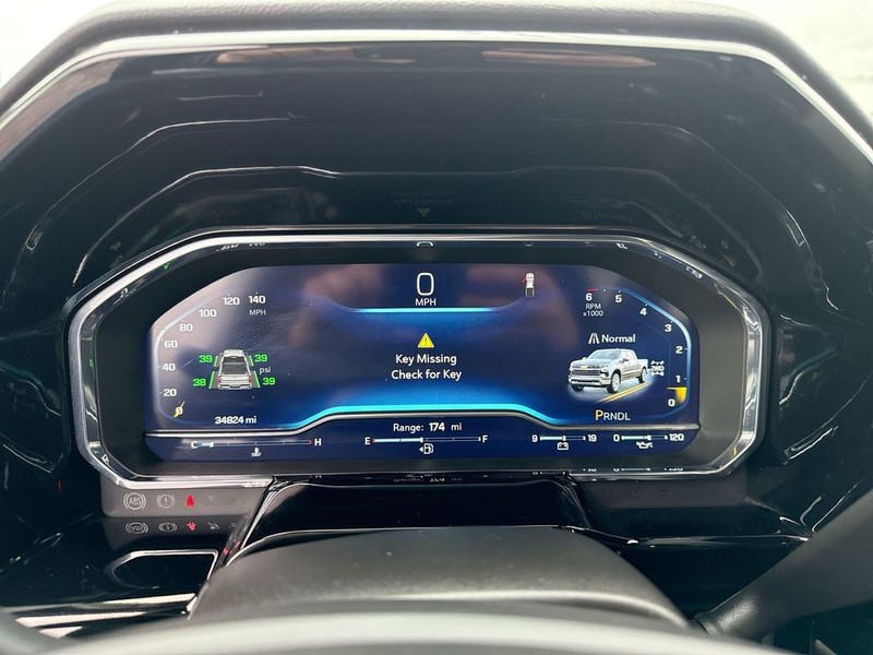 Chevrolet Silverado 1500 Vehicle Full-screen Gallery Image 18