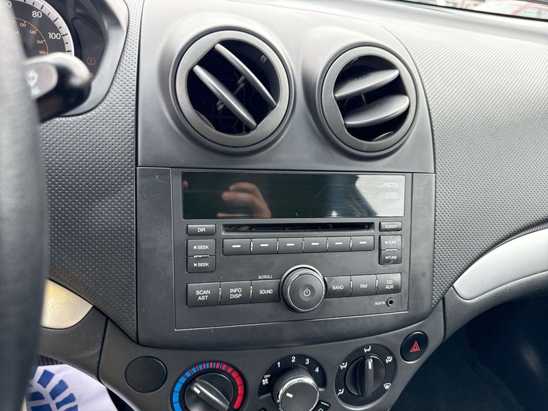 Chevrolet Aveo Vehicle Full-screen Gallery Image 20