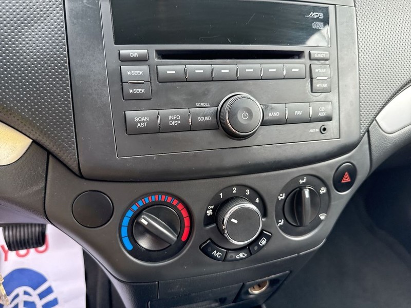 Chevrolet Aveo Vehicle Full-screen Gallery Image 22