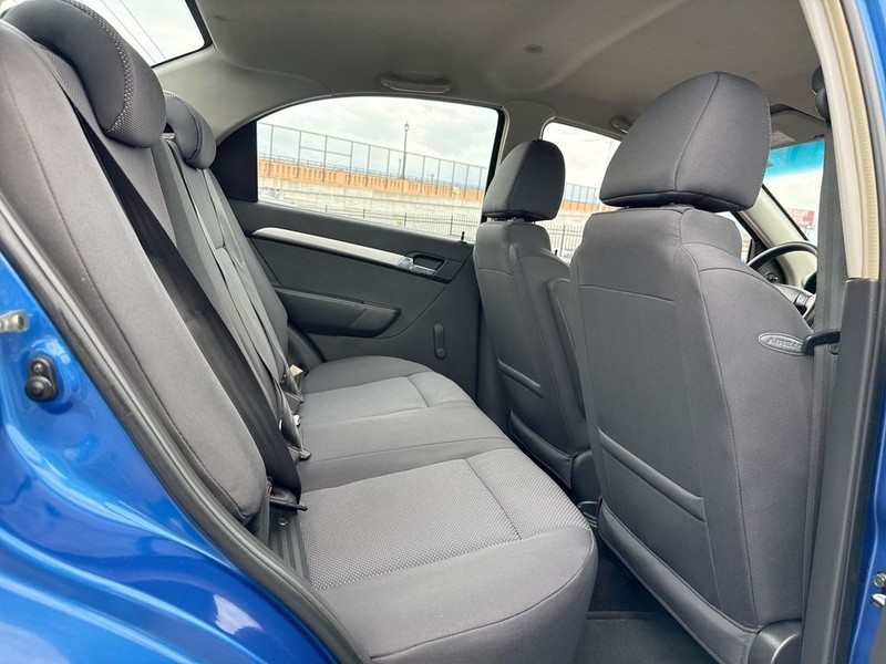 Chevrolet Aveo Vehicle Full-screen Gallery Image 30