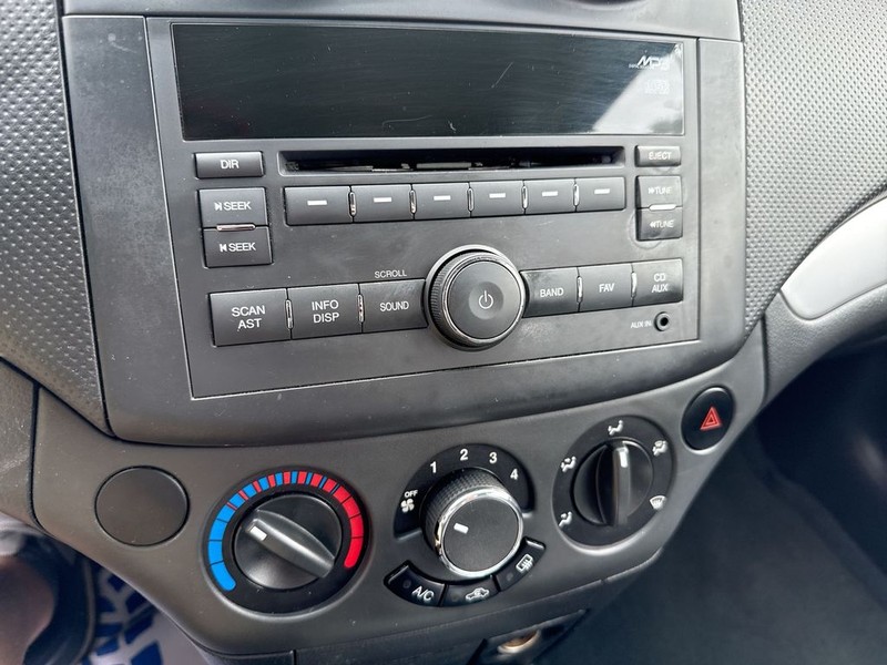 Chevrolet Aveo Vehicle Full-screen Gallery Image 38