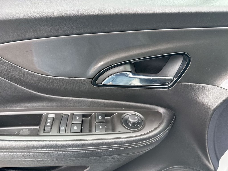 Buick Encore Vehicle Full-screen Gallery Image 24