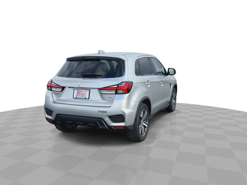 Mitsubishi Outlander Sport Vehicle Full-screen Gallery Image 11