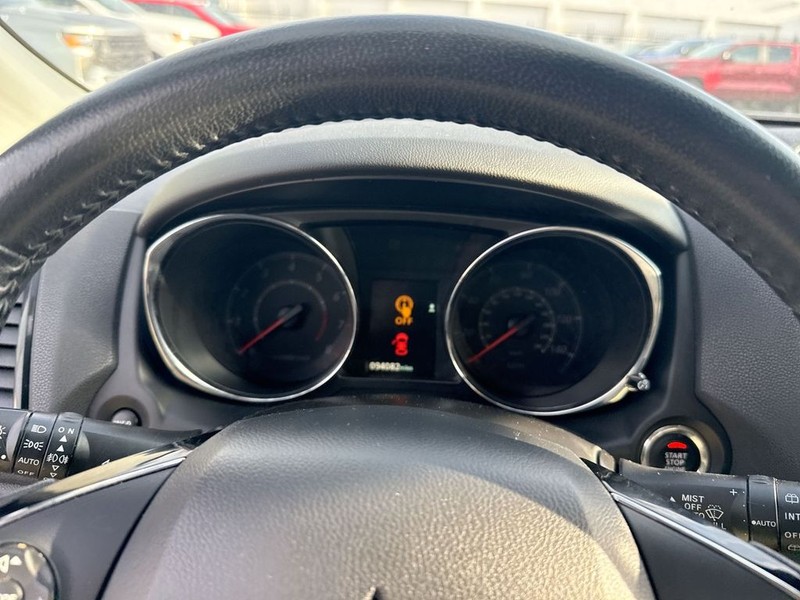 Mitsubishi Outlander Sport Vehicle Full-screen Gallery Image 17