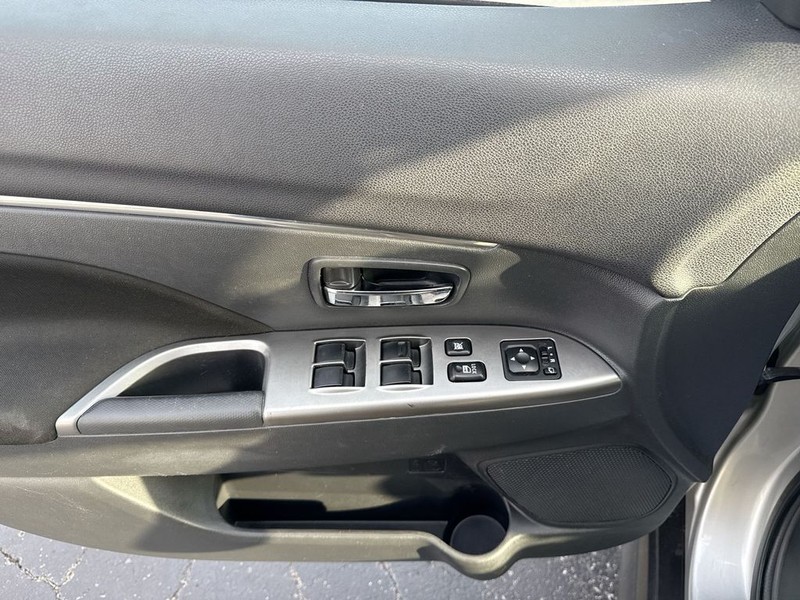 Mitsubishi Outlander Sport Vehicle Full-screen Gallery Image 25