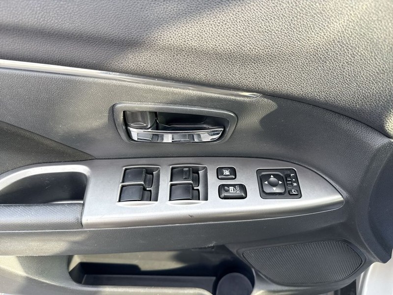 Mitsubishi Outlander Sport Vehicle Full-screen Gallery Image 26