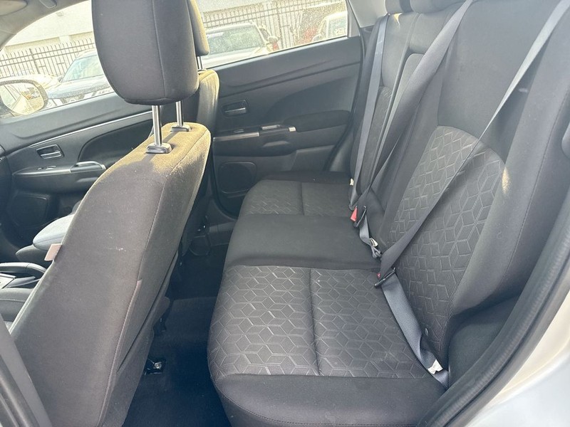 Mitsubishi Outlander Sport Vehicle Full-screen Gallery Image 27