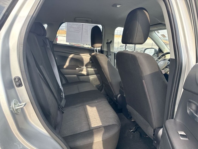 Mitsubishi Outlander Sport Vehicle Full-screen Gallery Image 29