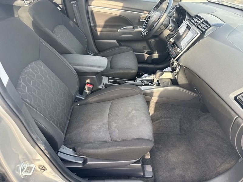 Mitsubishi Outlander Sport Vehicle Full-screen Gallery Image 30