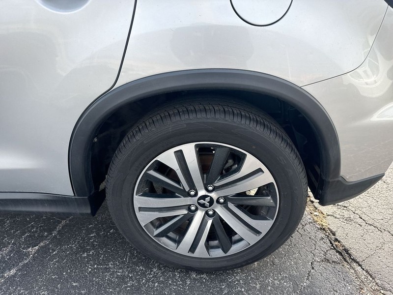 Mitsubishi Outlander Sport Vehicle Full-screen Gallery Image 35