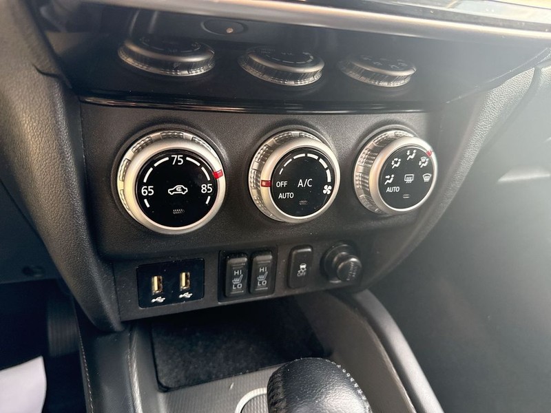 Mitsubishi Outlander Sport Vehicle Full-screen Gallery Image 37