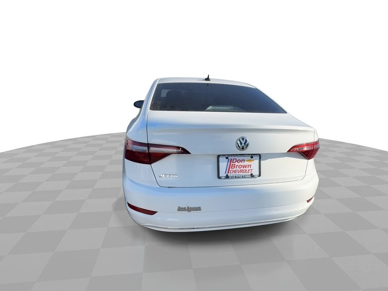 Volkswagen Jetta Vehicle Full-screen Gallery Image 11