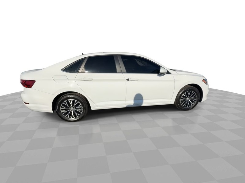 Volkswagen Jetta Vehicle Full-screen Gallery Image 14