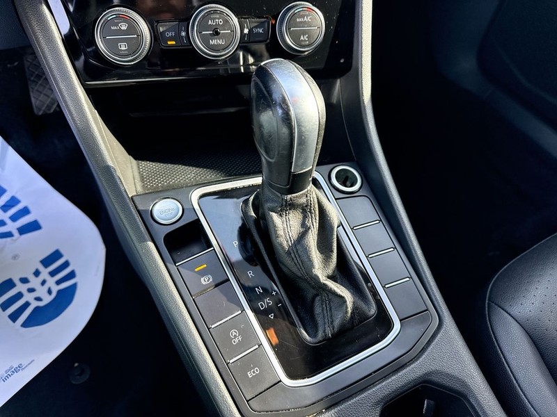 Volkswagen Jetta Vehicle Full-screen Gallery Image 22