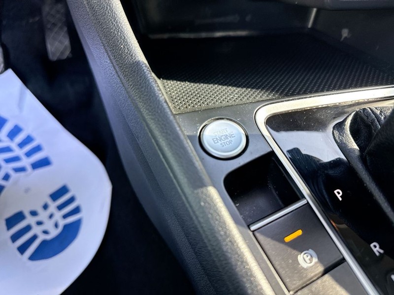 Volkswagen Jetta Vehicle Full-screen Gallery Image 23