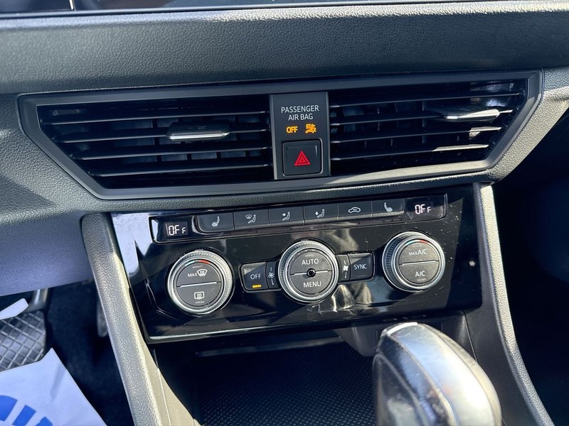 Volkswagen Jetta Vehicle Full-screen Gallery Image 24