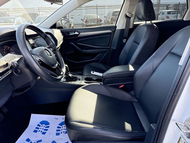 Volkswagen Jetta Vehicle Full-screen Gallery Image 28