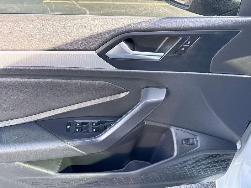 Volkswagen Jetta Vehicle Full-screen Gallery Image 29