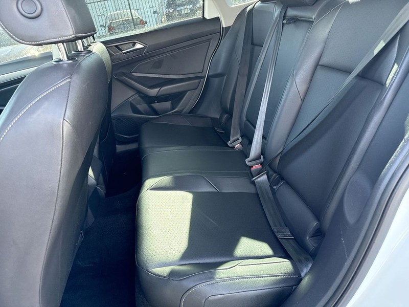 Volkswagen Jetta Vehicle Full-screen Gallery Image 31