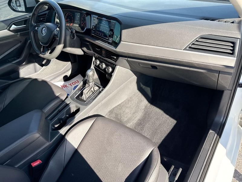 Volkswagen Jetta Vehicle Full-screen Gallery Image 35