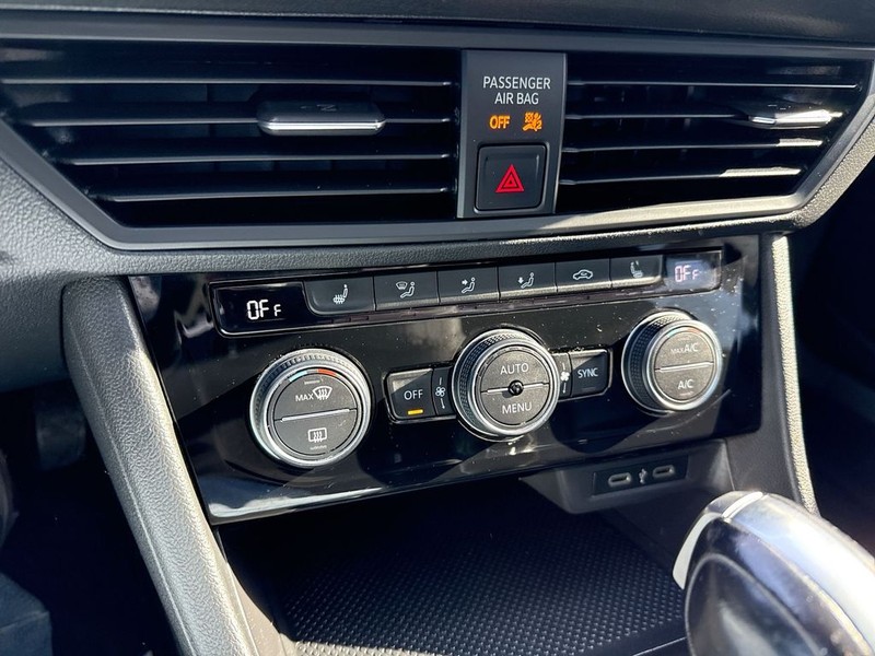 Volkswagen Jetta Vehicle Full-screen Gallery Image 41