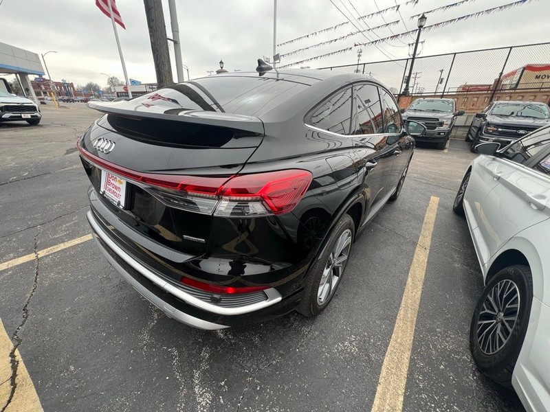 Audi Q4 Sportback e-tron Vehicle Full-screen Gallery Image 6